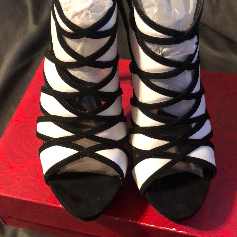 Carlos Santana size 7.5 black and white shoes, 4.75” heels